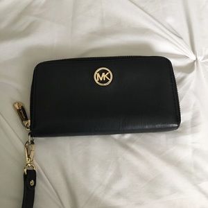 Michael kors wristlet wallet